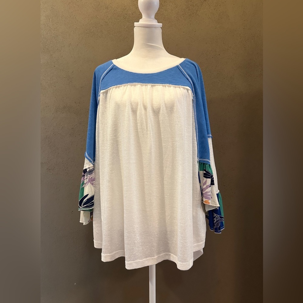 Women’s loose fit butterfly sleeve top, never worn, size M, very soft